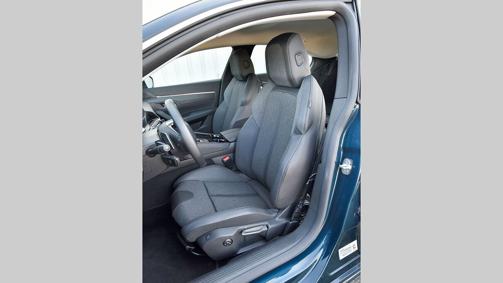 Λιγότερα κουμπιά απ ΅ότι στο Passat, αλλά ρυθμίζεται αναλόγως. Φαρδιά, αλλά μαλακά τα πλευρικά τοιχώματα.