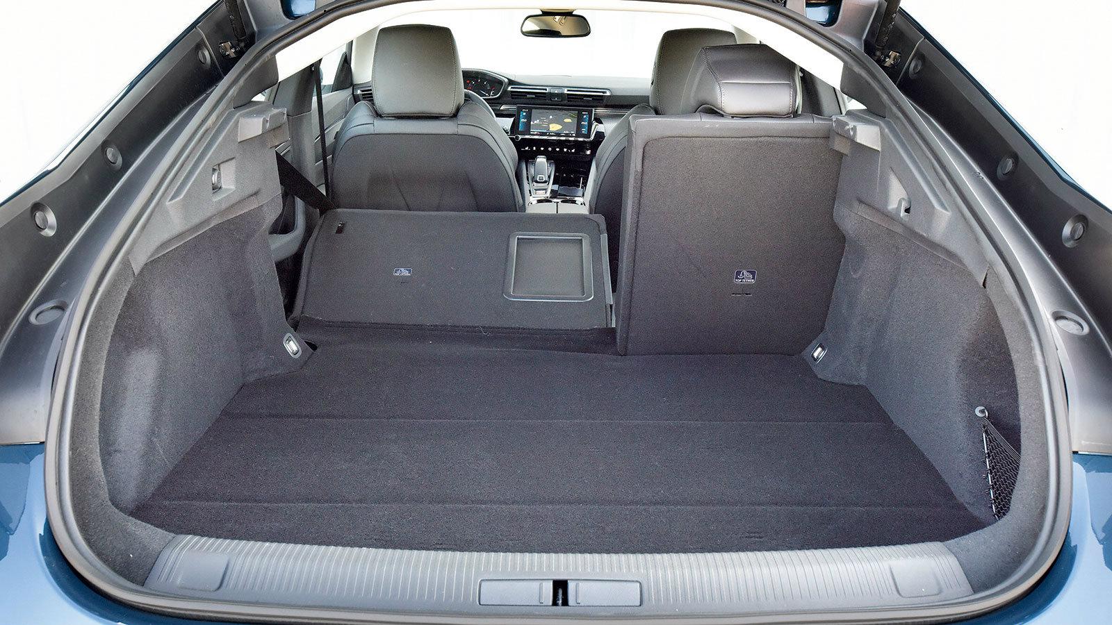 Εδώ το κάτω μέρος φόρτωσης είναι υψηλότερο, δεν υπάρχει κανένα σκαλοπάτι. Οι πλάτες των πίσω καθισμάτων γέρνουν ελαφρώς προς τα εμπρός.