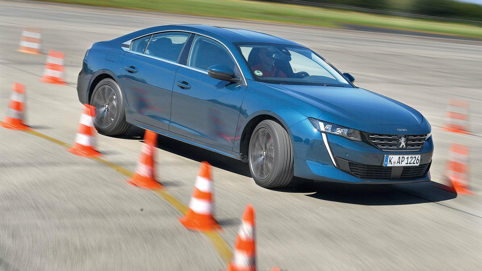 Αξιοσημείωτο είναι ότι το Peugeot φρενάρει καλύτερα από το VW, αν και τα δύο μοντέλα εξοπλίζονται με παρόμοιας διαμέτρου δισκόφρενα.