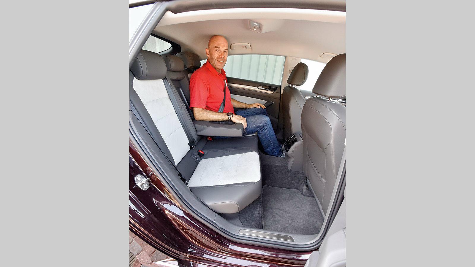 Πολύς χώρος για τα γόνατα στο VW Arteon, αλλά στο επάνω μέρος γίνεται πιο σφιχτό. Τα επίπεδα καθίσματα δεν είναι πολύ σωστά διαμορφωμένα.