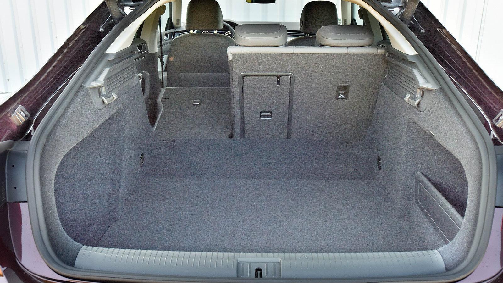 Εδώ, το Arteon είναι σχεδόν ένα station wagon, καθώς διαταράσσεται μόνο η άκρη στο δάπεδο φόρτωσης μπροστά από τα πίσω καθίσματα.