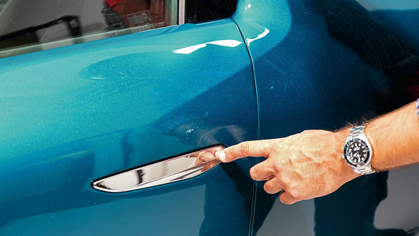 Το πτερύγιο καρχαρία που ήδη γνωρίζουμε από το πρώτο DS 3, και τις χειρολαβές των θυρών, τα έχουμε συναντήσει στο Tesla. Σε αυτό το εύρος τιμών όμως, 