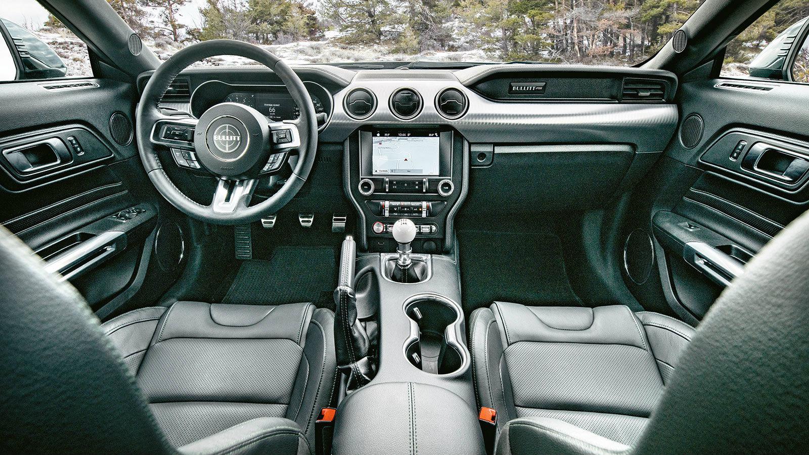 Στο κέντρο του τιμονιού υπάρχει λογότυπο Bullitt, αλλά συνολικά το πιλοτήριο δεν είναι πολύ συναρπαστικό.