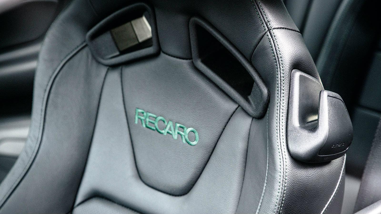 Τα σπορ καθίσματα Recaro προσφέρουν καλή στήριξη.