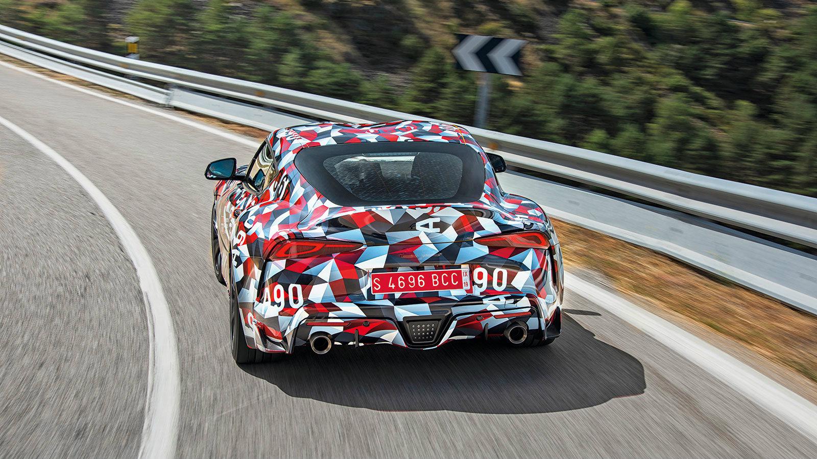 Ενδιαφέρον φινίρισμα: φαρδιά φτερά και στενά πίσω παράθυρα.