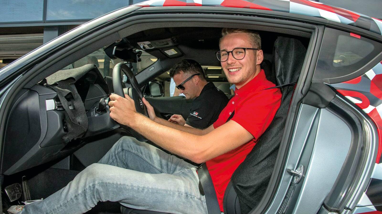 Ο συντάκτης είχε το δικαίωμα να οδηγήσει μία από τις πρώτες Supra και τα χαμόγελα περισσεύουν.