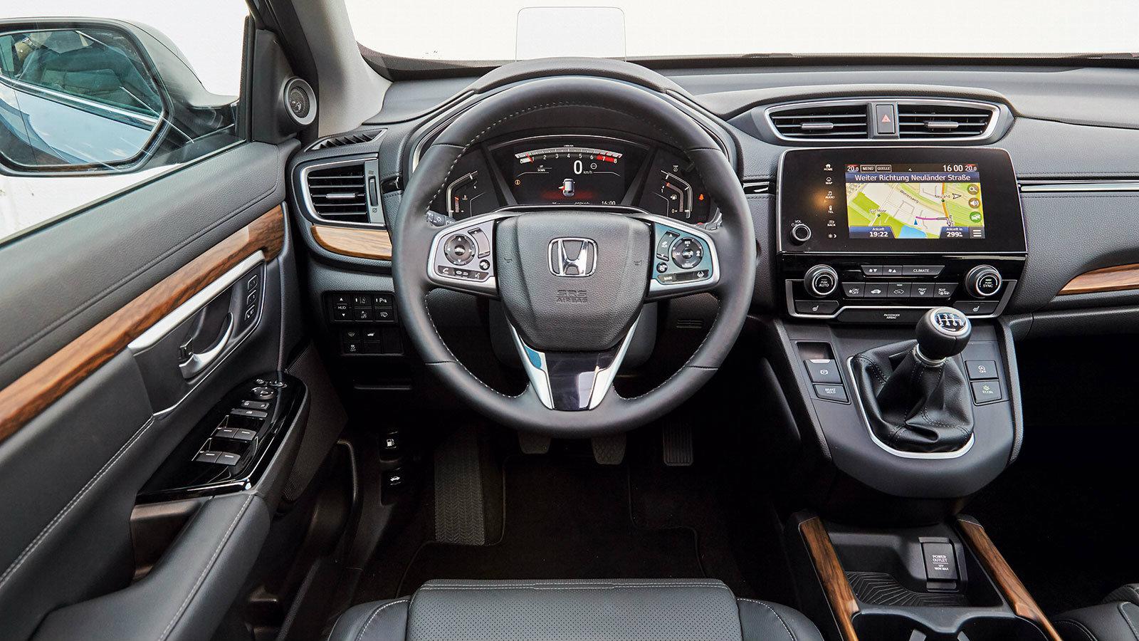 Η HONDA ΕΞΟΠΛΙΖΕΤΑΙ ΜΕ JOYSTICK
Ψηφιακό ταχύμετρο και ταχύμετρο με κλίμακα. Η οθόνη Navi βρίσκεται πολύ χαμηλά