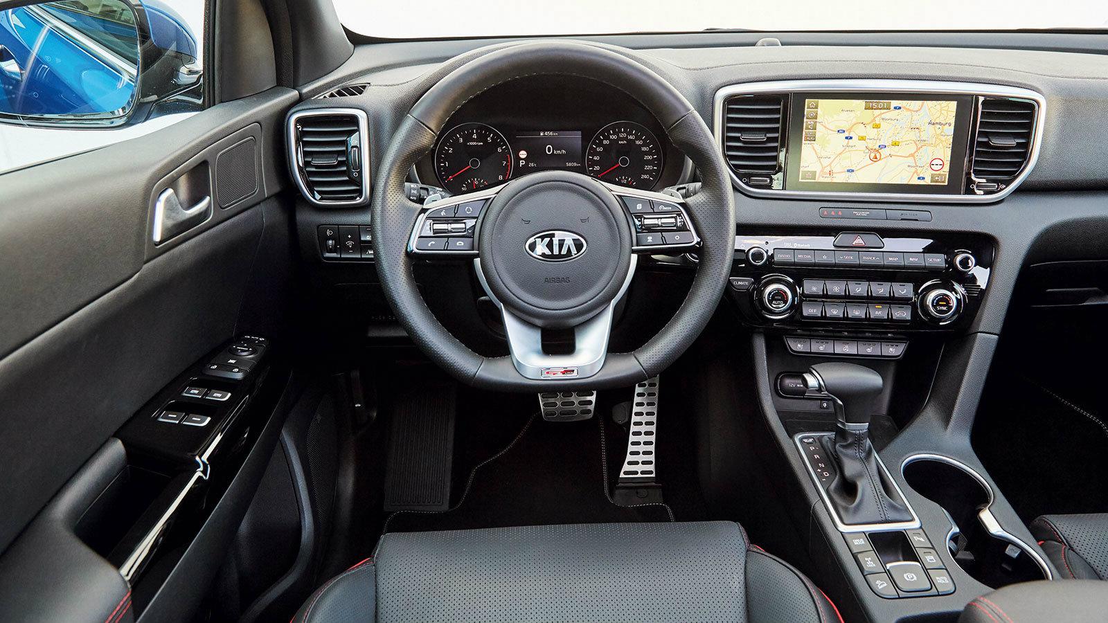 ΤΟ KIA ΕΧΕΙ ΚΑΤΑΣΚΕΥΑΣΤΕΙ ΜΕ ΠΟΛΛΑ ΚΟΥΜΠΙΑ
Καθαρό πιλοτήριο με οθόνη στο σωστό οπτικό πεδίο, αλλά υπερβολικά πολλά κουμπιά.