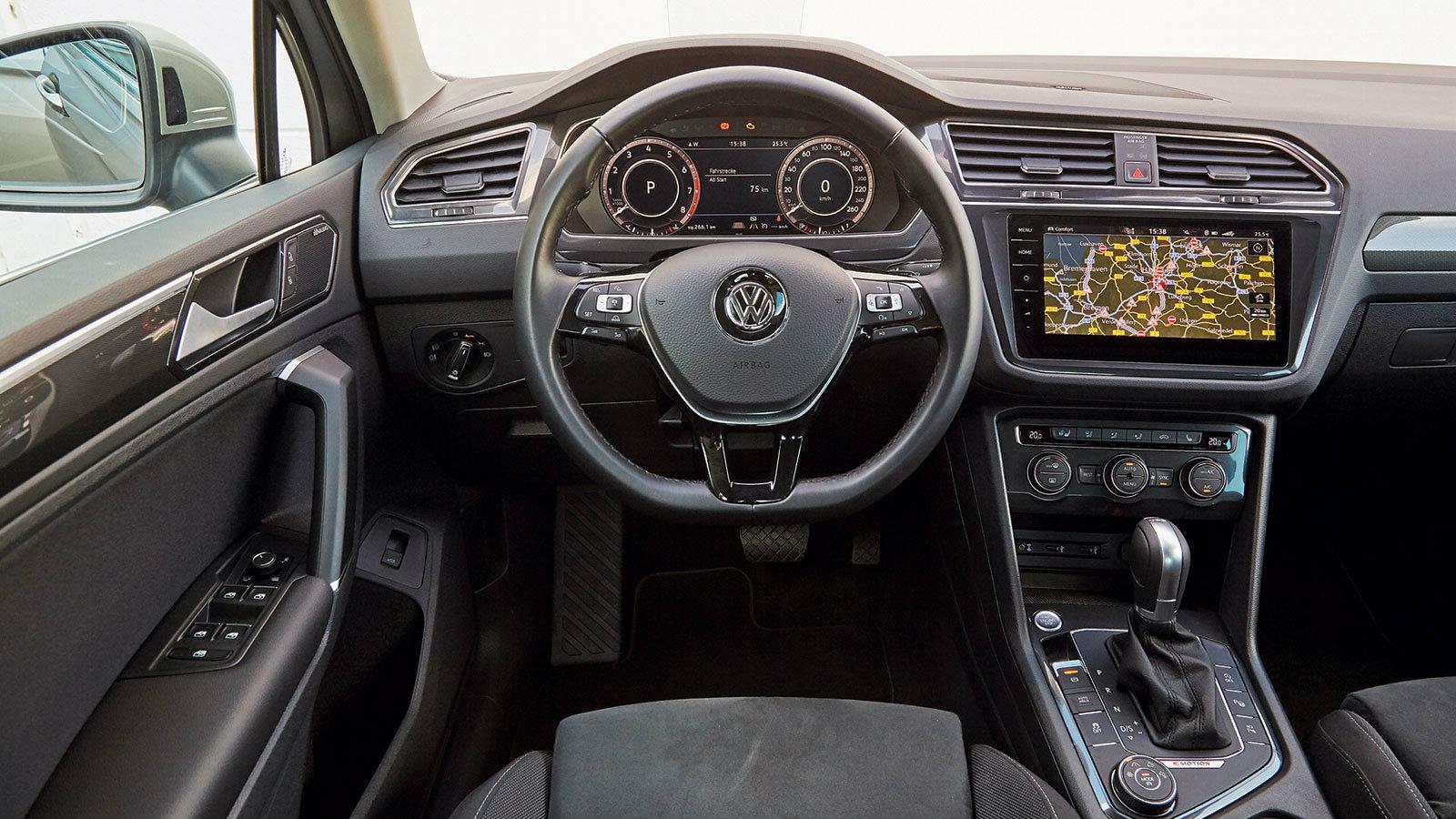 Η VW ΕΧΕΙ ΜΙΑ ΤΕΡΑΣΤΙΑ ΟΘΟΝΗ
Η οθόνη με τα καλύτερα γραφικά, αλλά πολύ βαθιά τοποθετημένη , χωρίς κουμπί έντασης ήχου