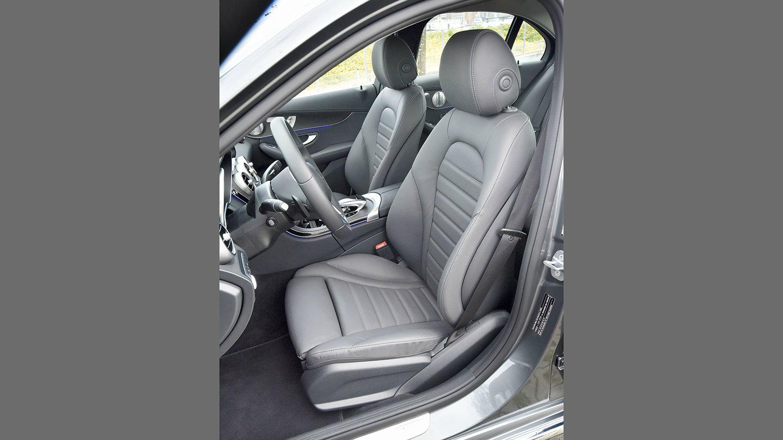 Δέρμα στον βασικό εξοπλισμό. Περιζήτητο στοιχείο του προαιρετικού εξοπλισμού αποτελούν οι επενδύσεις από ξύλο οξιάς.