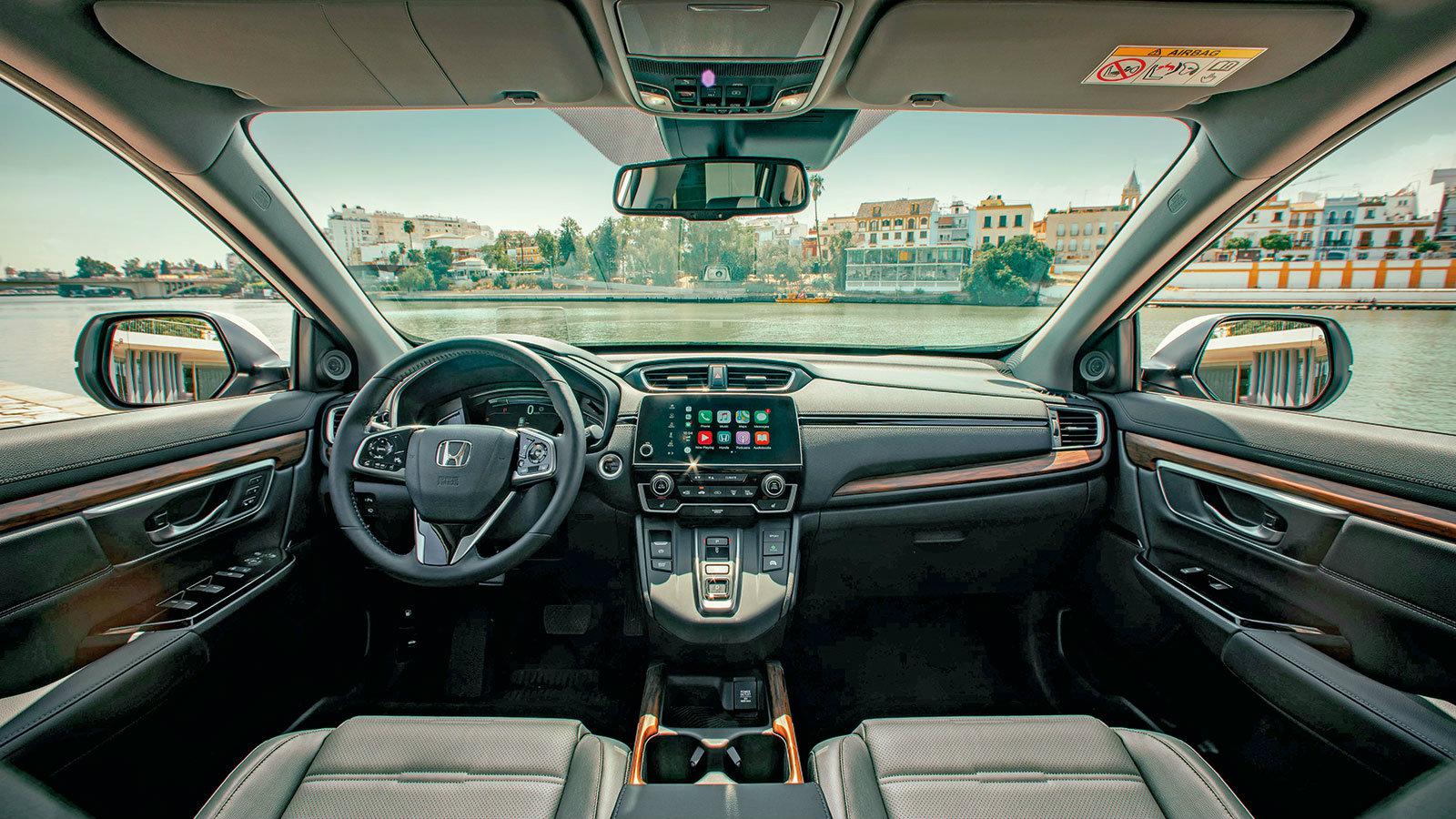 Κουμπιά αντί του μοχλού επιλογής στην κεντρική κονσόλα. Διαφορετικά το εσωτερικό είναι αμετάβλητο.