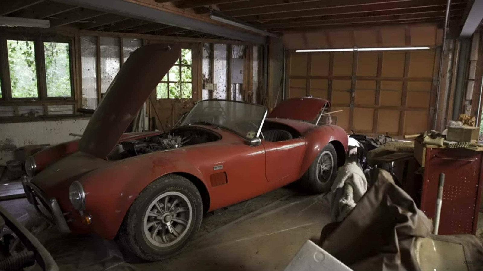 Περιττό είναι να σημειώσουμε ότι το σύνολο των αυτοκινήτων που αποκαλύφθηκε είναι σχεδόν αχρησιμοποίητα, ατρακάριστα και λειτουργικά…