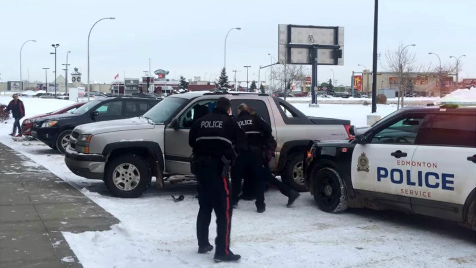 Με παταγώδη αποτυχία στέφθηκε μία προσπάθεια ενός 19χρονου να κλέψει ένα σταθμευμένο Pick-Up. 