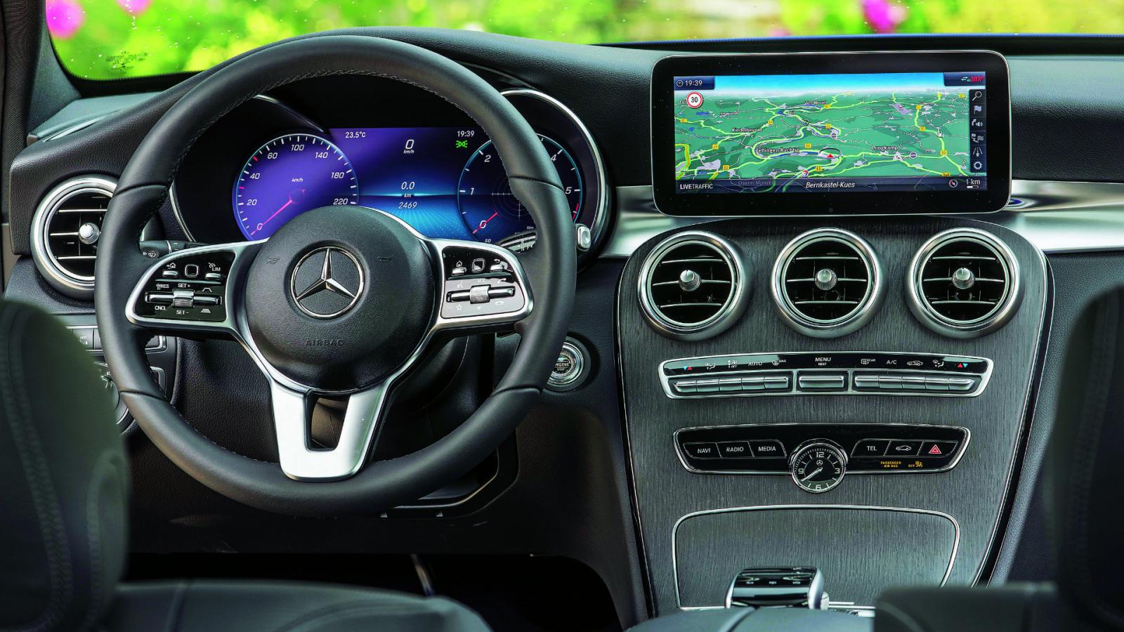 Μεγάλες και καλαίσθητες οθόνες, ψηφιακά όργανα έναντι πρόσθετης χρέωσης. 