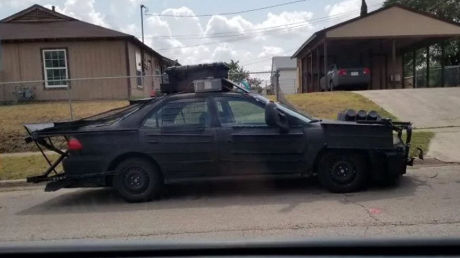 Ο ιδιοκτήτης του φαίνεται πως ετοιμάζεται για κάποιου είδους Αποκάλυψη.