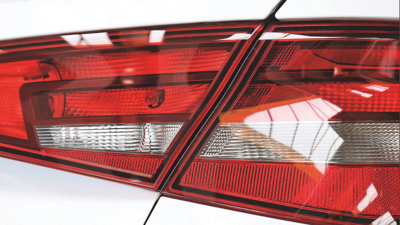 Το διάκενο ανάμεσα στην πόρτα του πορτμπαγκάζ και του αμαξώματος είναι πολύ μικρή με αποτέλεσμα να ακούγονται ενοχλητικά χτυπήματα 