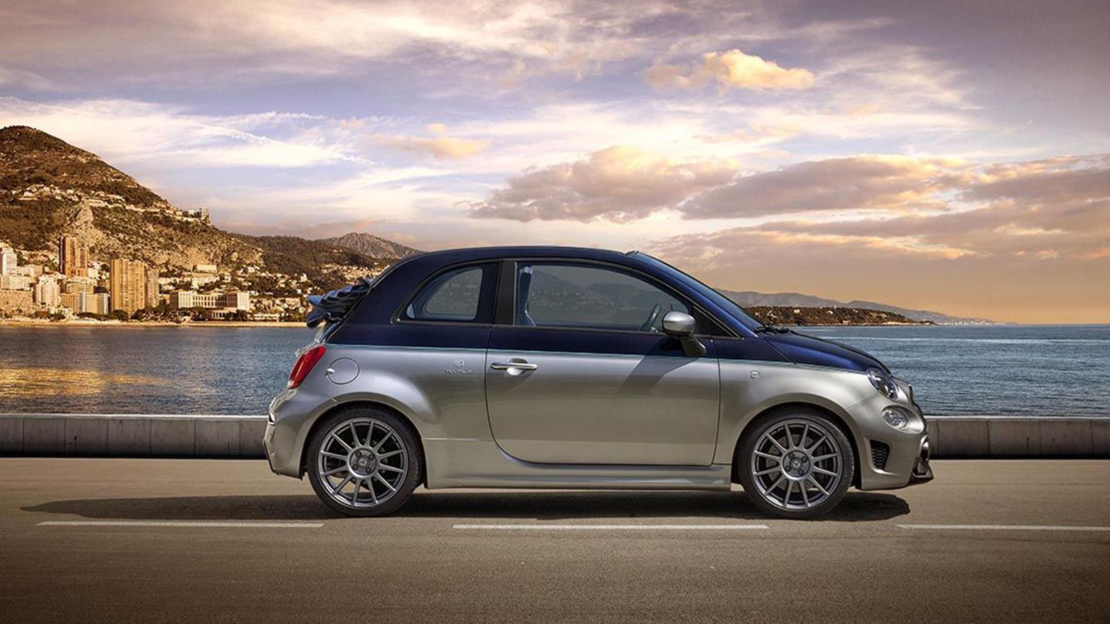 Το Abarth 695 Rivale είναι η ειδική έκδοση, που σχεδιάστηκε σε συνεργασία με την Riva, την παγκοσμίου φήμης ιταλική κατασκευάστρια εταιρία γιοτ.