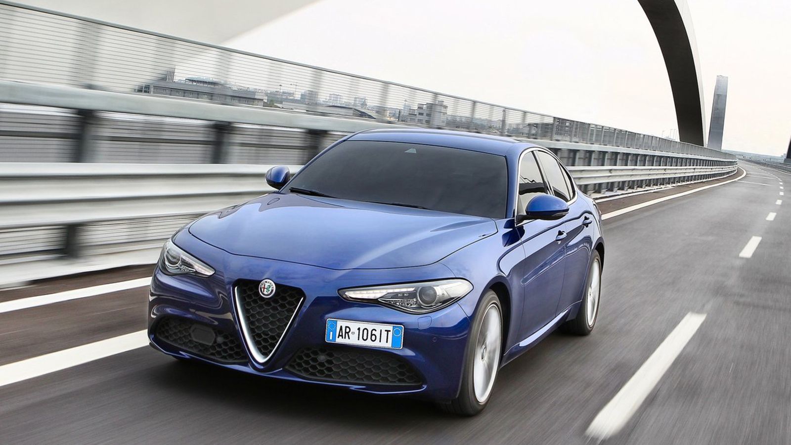 Για τις Giulia και Stelvio δίνεται 5 χρόνια εγγύηση, service, οδική βοήθεια και επιδότηση ανταλλαγής 2.500 ευρώ και 3.500 ευρώ αντίστοιχα.
