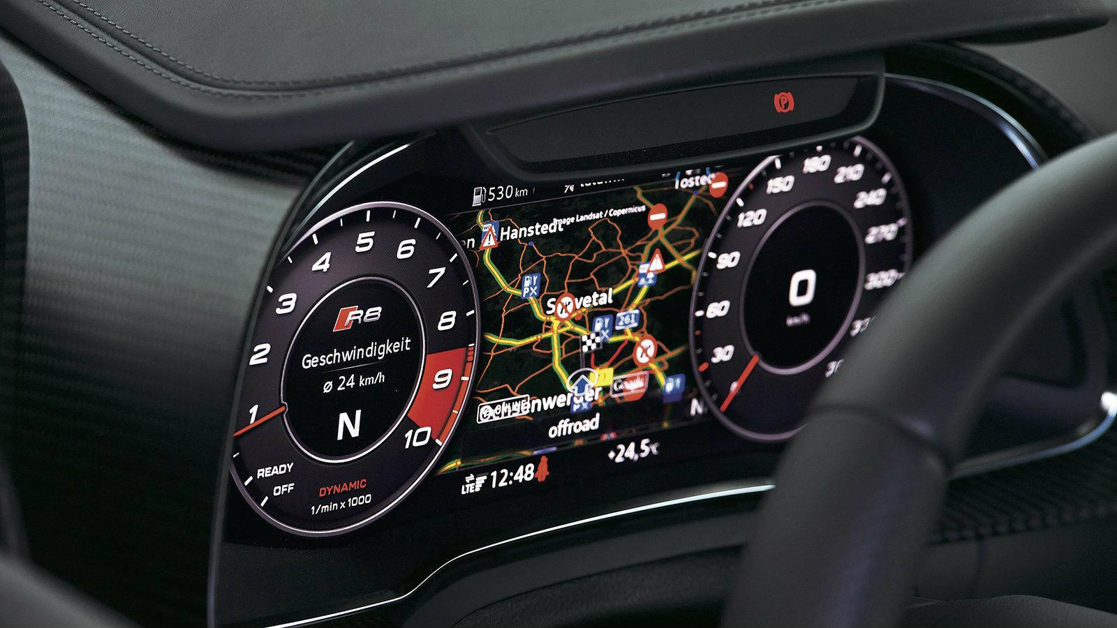 Το στροφόμετρο είναι και αυτό ψηφιακό. Ο ήχος του κινητήρα όμως, είναι αναλογικός και οργιαστικός στις υψηλές σ.α.λ.! 

