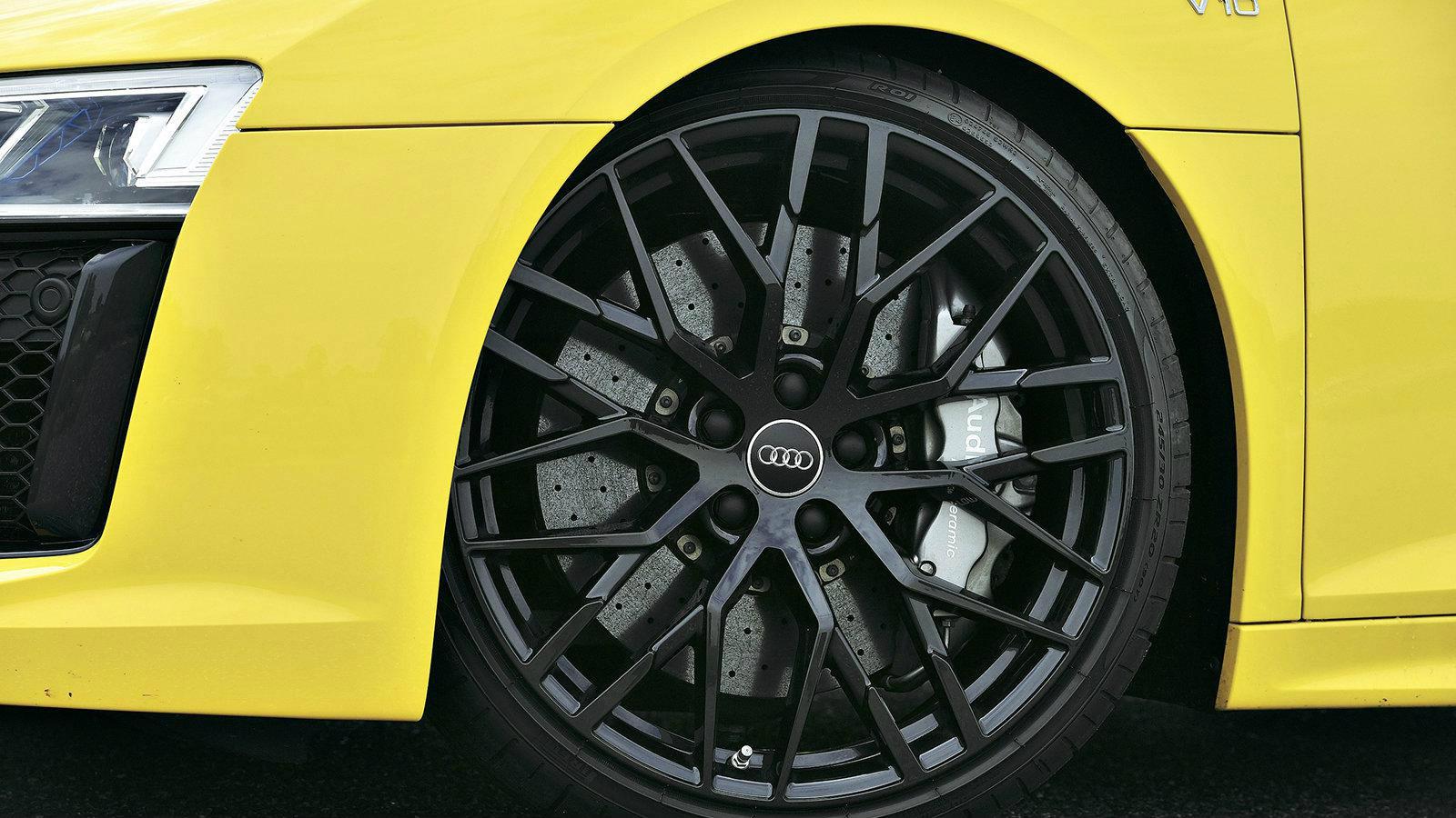 Τα κεραμικά φρένα στο R8 V10 Plus αξίζουν το επιπλέον κόστος για να τα βάλει κανείς, αν κινείται τακτικά σε πίστες. 