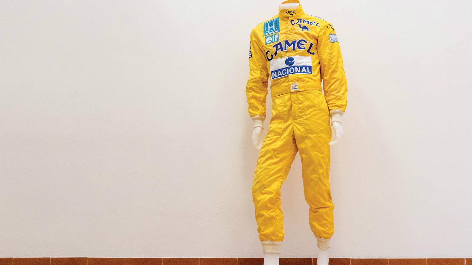 H στολή του Senna.