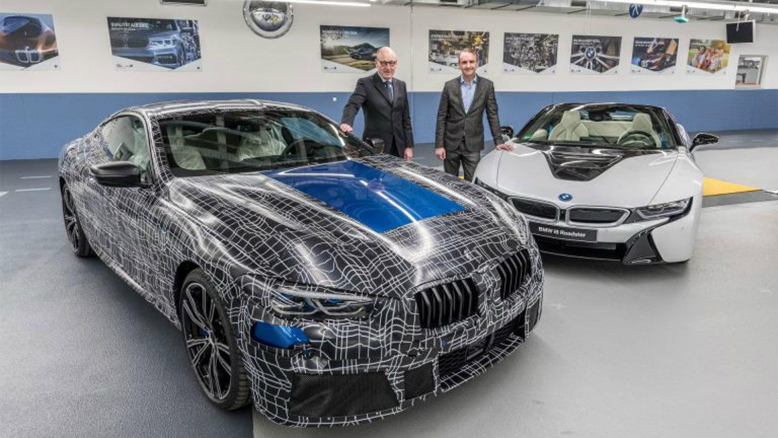 Δύο νέες φωτογραφίες της επερχόμενης 8άρας δίπλα στην i8 Roadster δημοσίευσε η BMW.