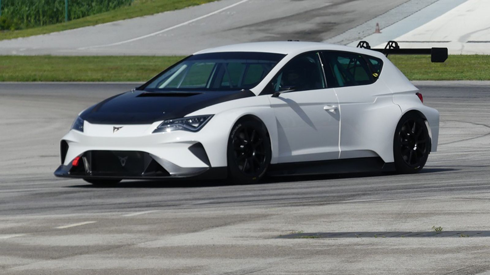 Η μπαταρία σε αυτό το πλήρως ηλεκτρικό αγωνιστικό αυτοκίνητο αποτελείται από 6.072 κυκλικά στοιχεία.