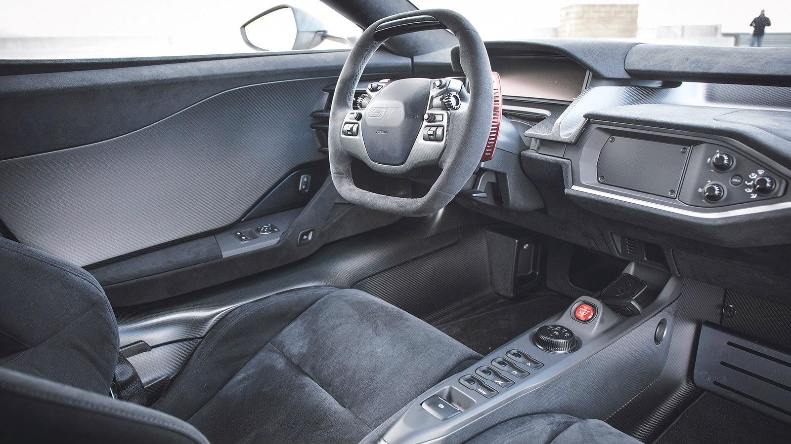 Σύγχρονο εσωτερικό με σχεδόν ορθογώνιο τιμόνι και ελάχιστο χώρο για τους επιβάτες