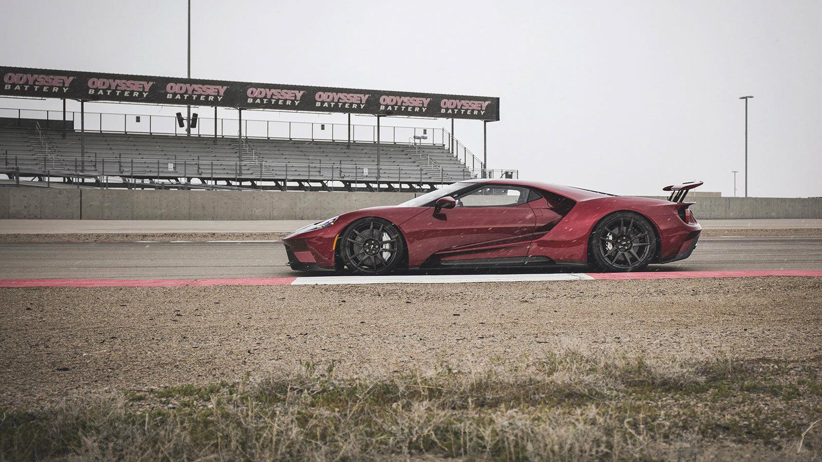 4,76 μέτρα μήκος, αλλά μόνο 1,11 μέτρα ύψος. Η πίσω αεροτομή λειτουργεί και ως αερόφρενο.