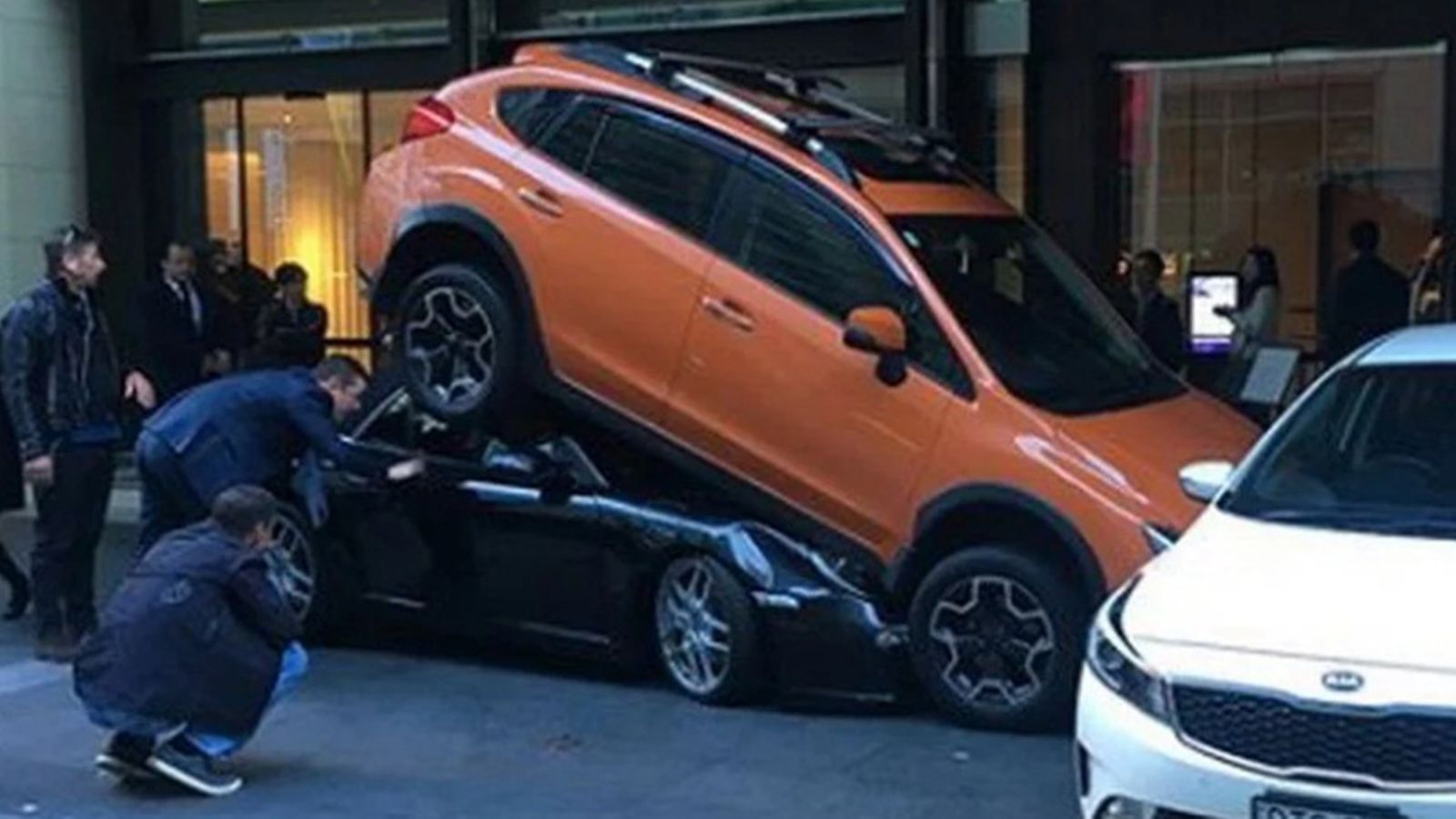 Οι ιδιοκτήτες και των τριών αυτοκινήτων που υπέστησαν ζημιές ενημερώθηκαν άμεσα.