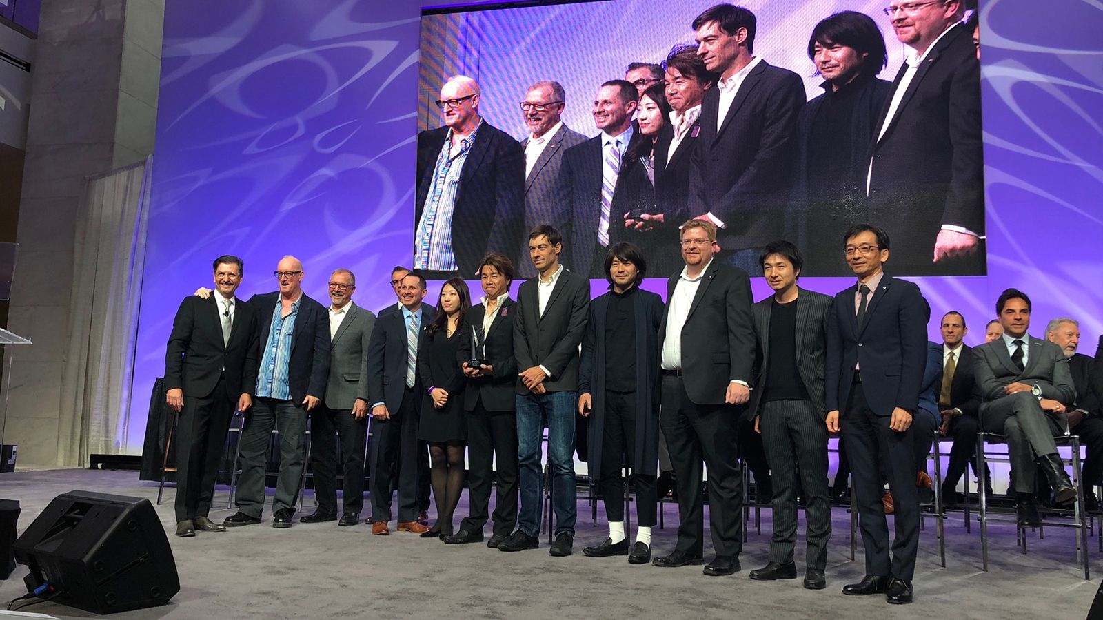 Ένα βραβείο για το Xmotion concept και μια επέτειο 15 χρόνων του σχεδιαστικού τμήματος Design Europe γιορτάζει η Νissan.