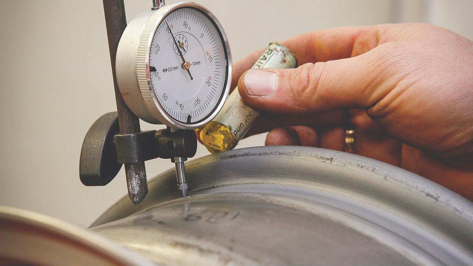 Εργασία ακριβείας
Με κιμωλία σημειώνεται η περιοχή που αποκλίνει για να αναλυθεί αργότερα. Με την βοήθεια του μετρητή μπορείτε να ελέγχετε αν η ζάντα