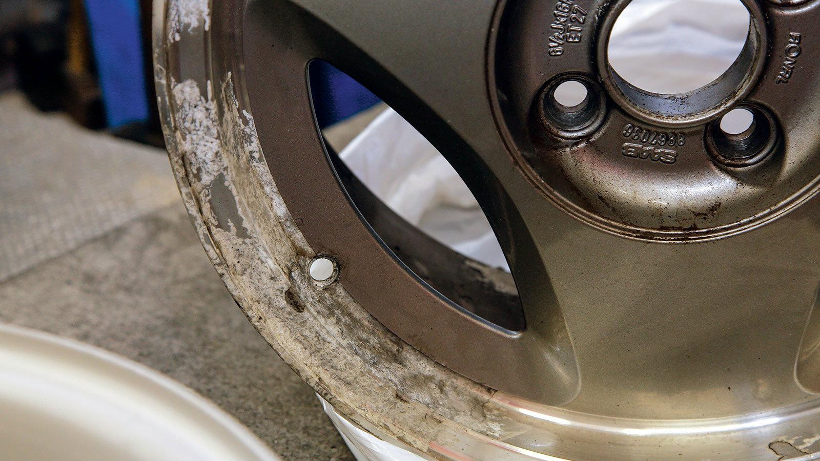 Οπτικός έλεγχος
Πριν αρχίσει την διαδικασία ο ειδικός, ελέγχει εξονυχιστικά κάθε  εκατοστό της ζάντας. Εδώ η κατάσταση είναι σοβαρή και υπάρχει εκτετ