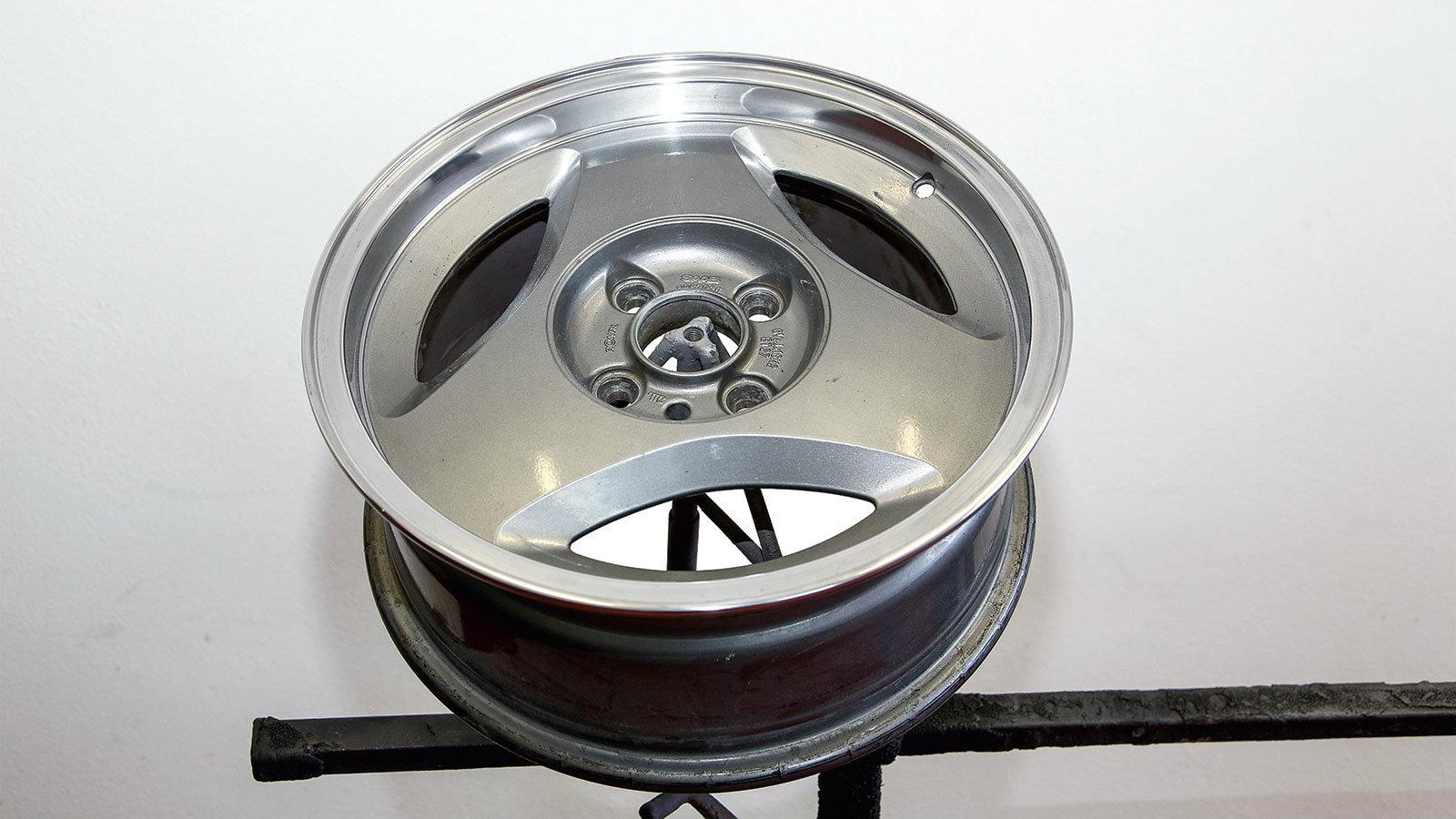 Ολοκαίνουργια
Πόσο καινούργια φαίνεται η ζάντα που ήταν σε άθλια κατάσταση; Ήταν για πέταμα και έγινε καινούργια
