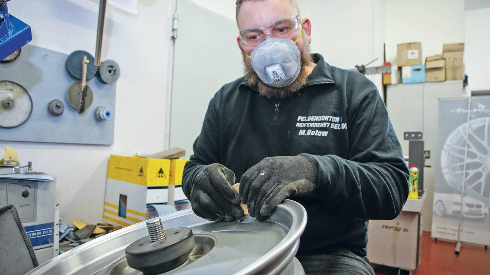  Δουλειά με τα δάχτυλα 
Το μηχάνημα αναλαμβάνει να επουλώσει τις «πληγές» και στην συνέχεια γίνεται η ίδια διαδικασία με τα χέρια. 
