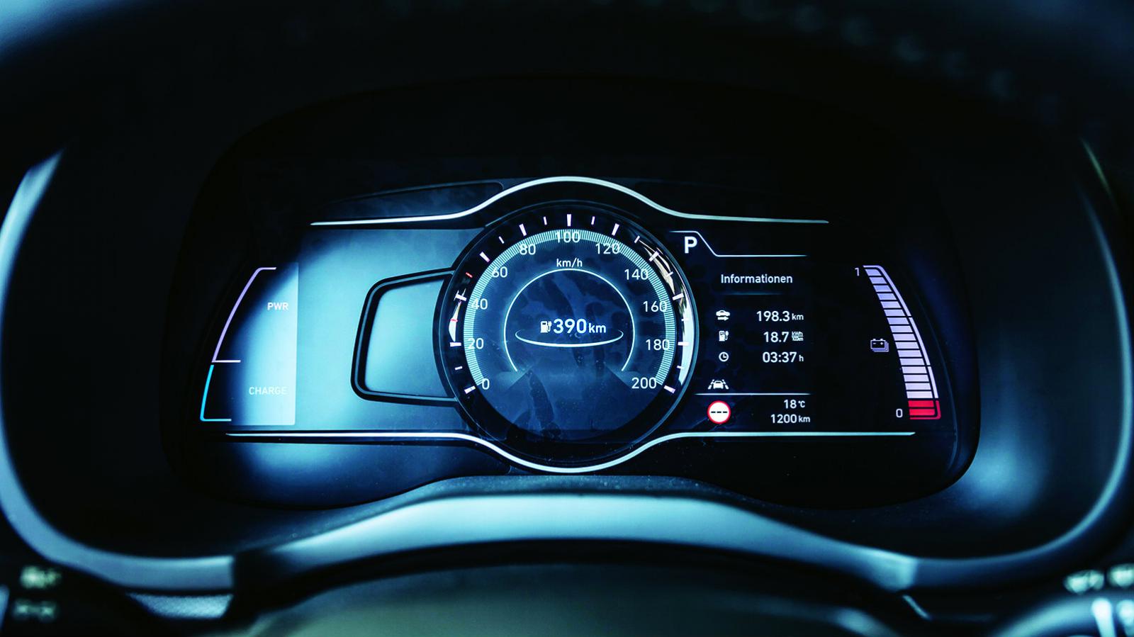 Το cockpit και η κεντρική κονσόλα δεν αποτελούν μυστήριο. Επιλογή ταχυτήτων μέσω paddles (αριστερά). Η ηλεκτρική αυτονομία απεικονίζεται στην κεντρική