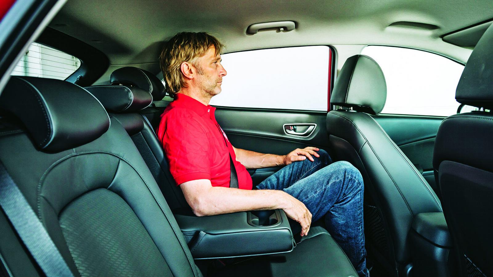 Το πίσω μέρος είναι στενό. Μικρός χώρος για τα γόνατα, λιγοστός αέρας πάνω από το κεφάλι. Η θύρα φόρτισης στο μπροστινό μέρος είναι εύκολα προσβάσιμη.