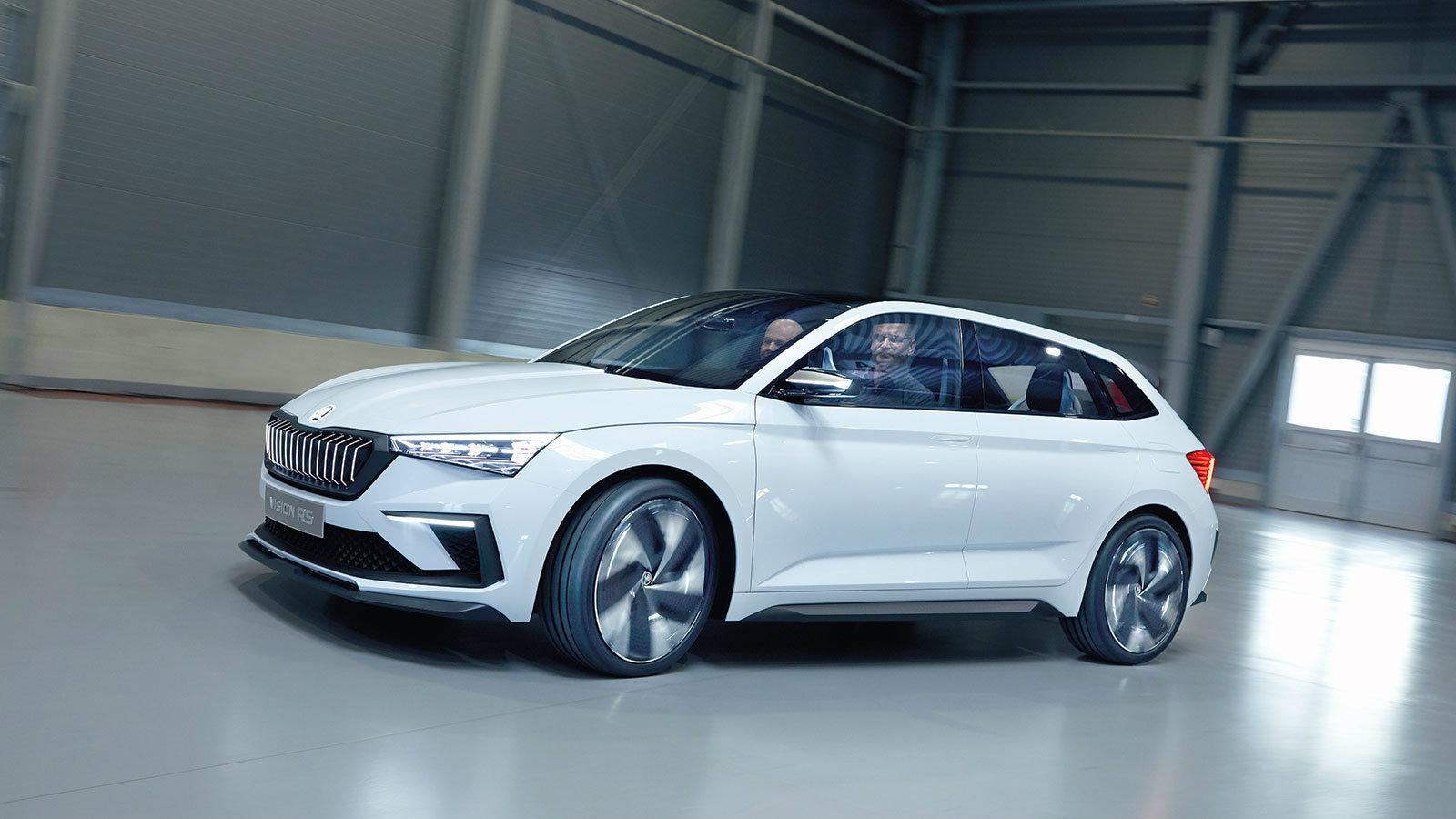 Εντυπωσιακοί αιχμηροί προβολείς, τεράστια μάσκα, μεγάλοι αεραγωγοί. Αυτός είναι ο τρόπος με τον οποίο η Skoda προωθεί το νέο Scala. Πόσο θα μοιάζει το