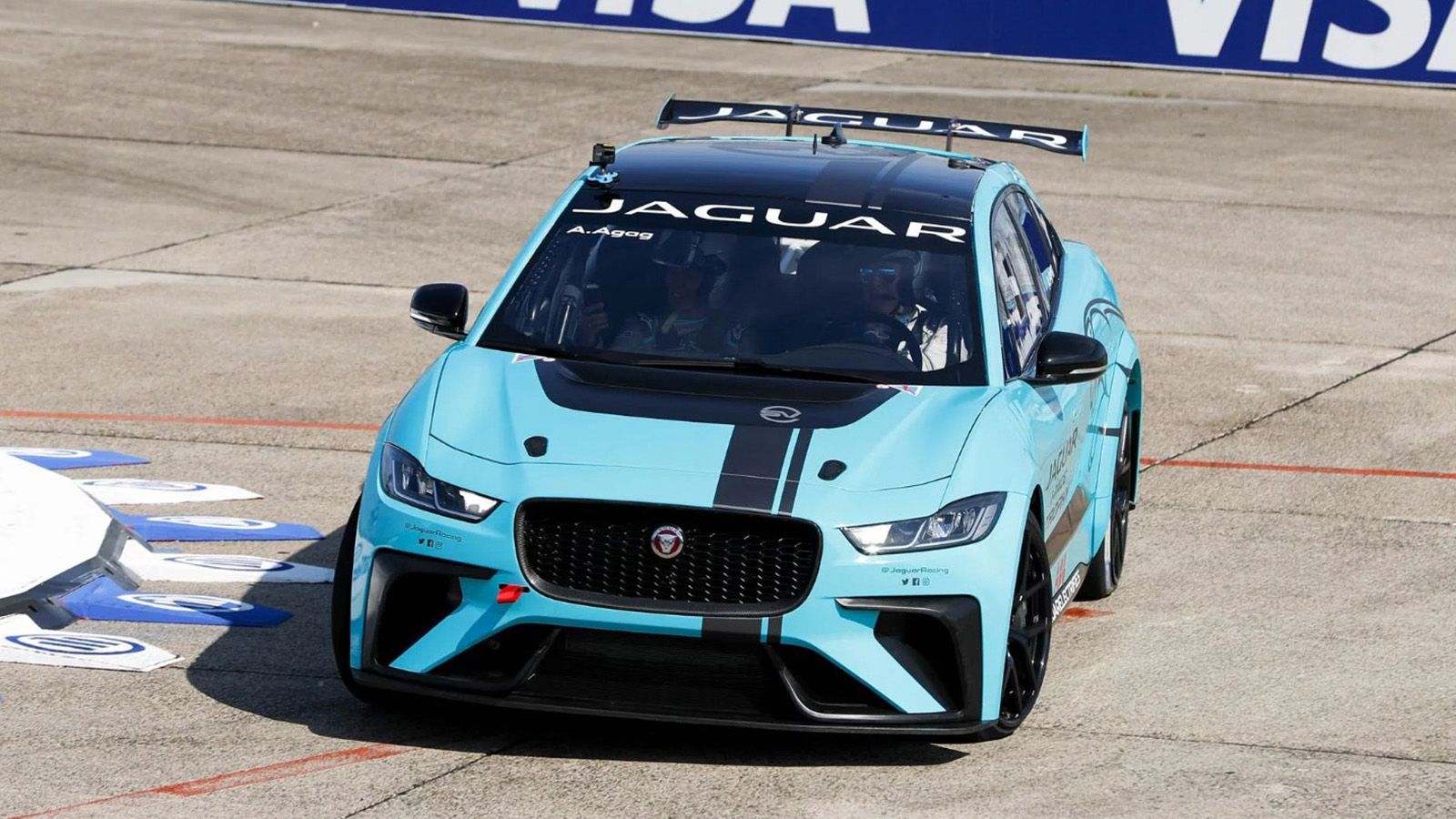 Το ντεμπούτο της στην πίστα έκανε η Jaguar I-Pace eTrophy.