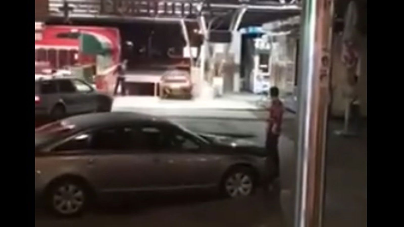 Peugeot 205 δραπετεύει κατεβαίνοντας σκάλες [video]