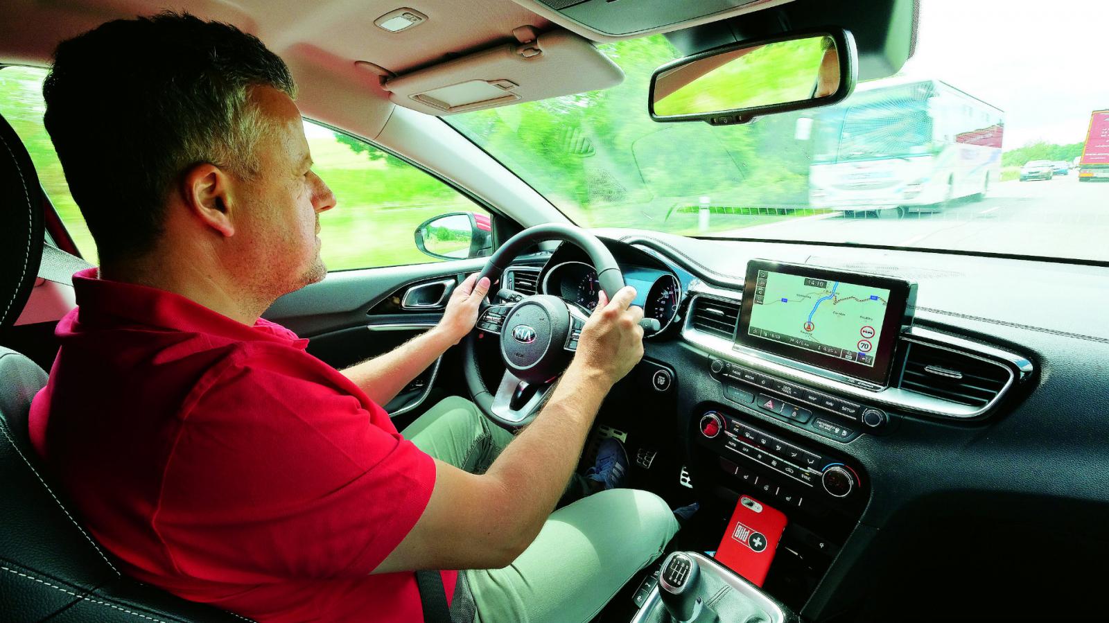 Ταμπλό για φίλημα: στρογγυλά και «βυθισμένα» όργανα, εύχρηστο σύστημα πλοήγησης στο σωστό ύψος και απλά στη χρήση κουμπιά. 