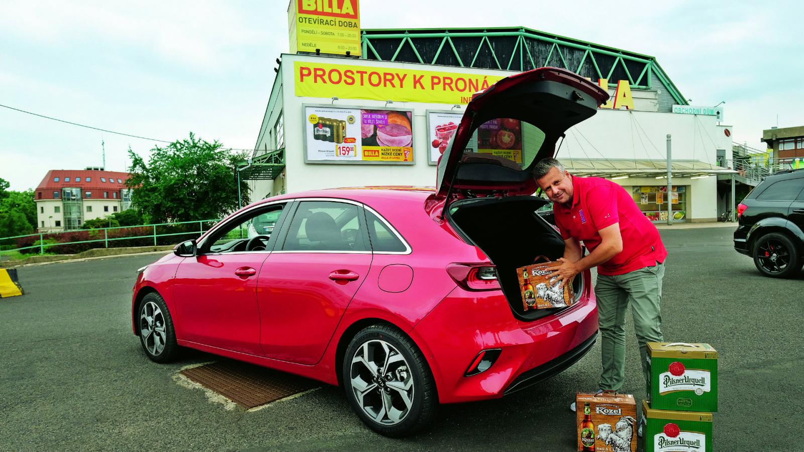 Αγοράσαμε τσέχικη μπύρα λίγο πριν τα σύνορα. Ο χώρος αποσκευών χωράει 395 λίτρα- 15 παραπάνω από το Golf. 