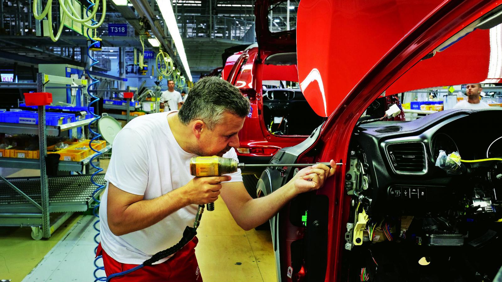 Ο συντάκτης της Autobild Andreas May επί το έργον στο εργοστάσιο της KΙΑ  στην Ζίλινα της Σλοβακίας. 