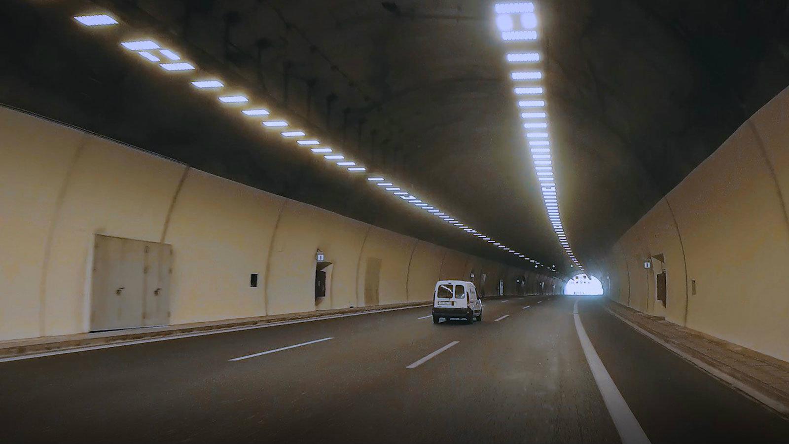 Έτσι δείχνει ολοκληρωμένο το έργο με τις LED λάμπες στις σήραγγες της Ολυμπίας Οδού.