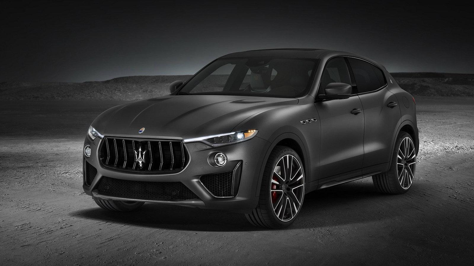 Κάτω από το καπό βρίσκεται ένας twin-turbo V8 3,8 λίτρων κινητήρας.