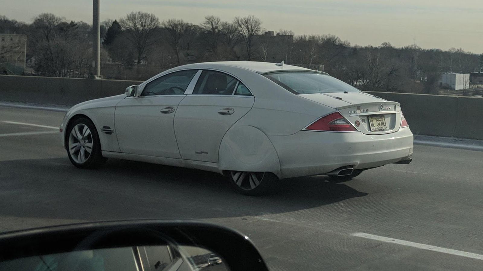 Δεν παρέλειψε να προσθέσει και μαϊμου-έμβλημα AMG στο πορτ-μπαγκάζ.