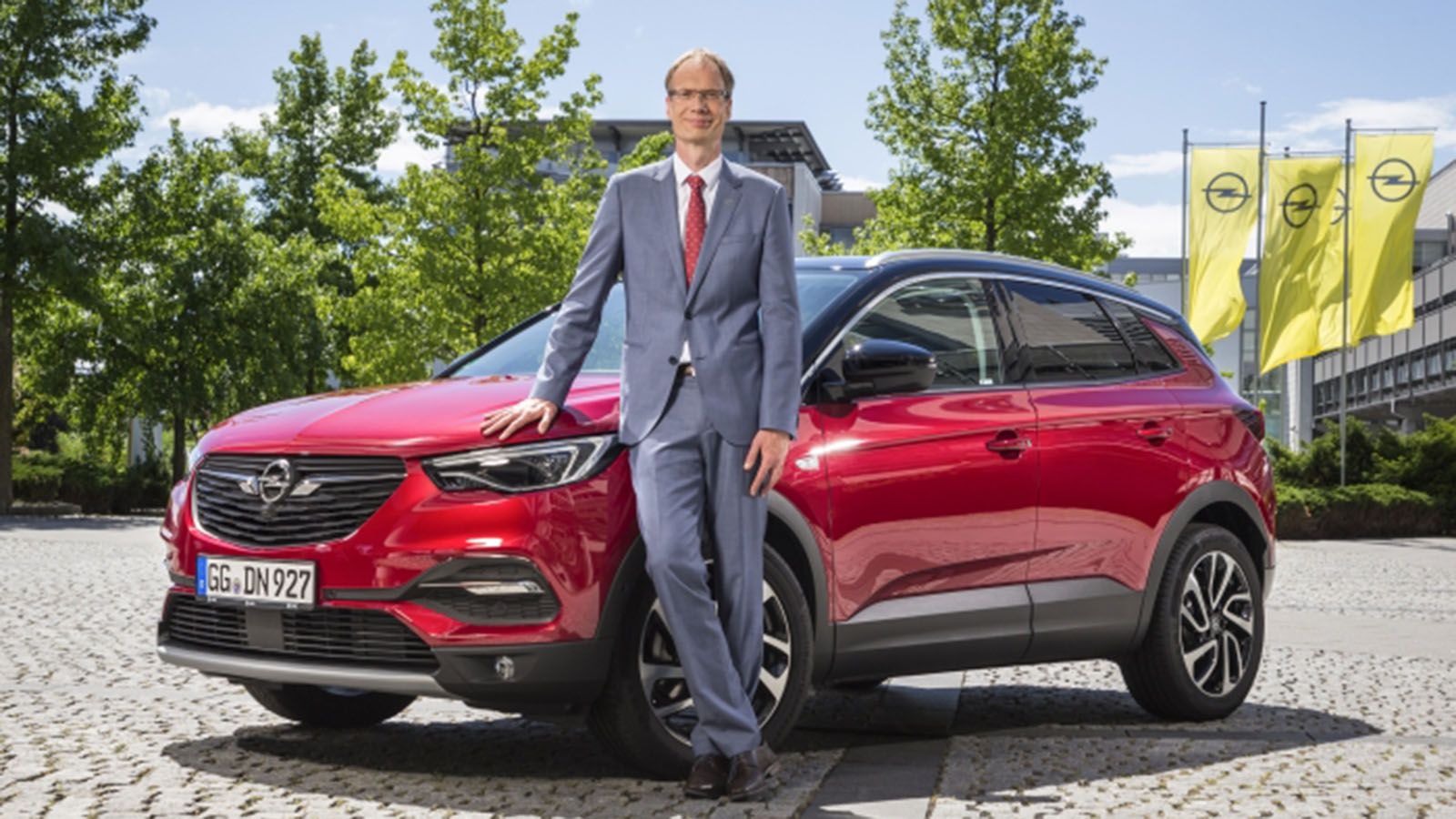 Ο Γερμανός κατασκευαστής με αυτοκινητιστική παράδοση περίπου 120 χρόνων αξιοποιεί τις πλατφόρμες του Groupe PSA και τις καινοτόμες τεχνολογίες κίνησης