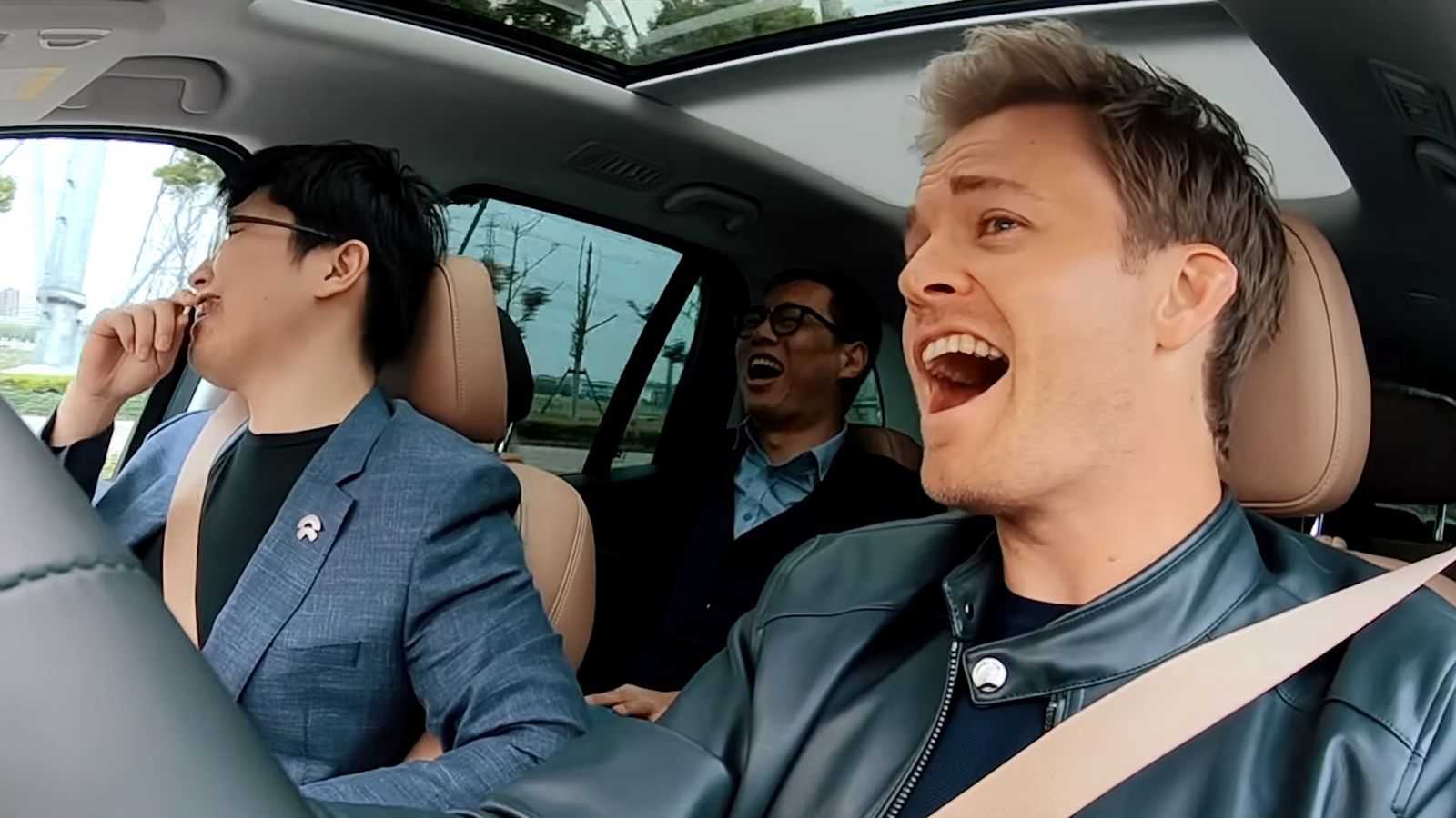 Ενθουσιασμένος φάνηκε ο Rosberg και με το πλήρως ηλεκτρικό SUV της μάρκας.