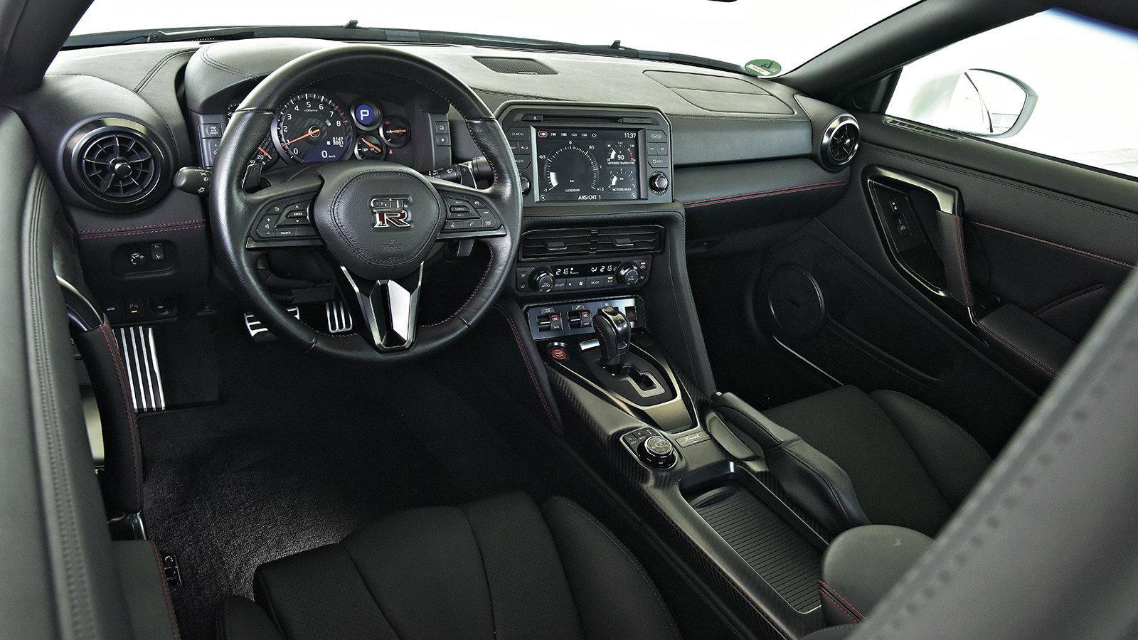 Το κεντρικά τοποθετημένο ταχύμετρο, είναι χαρακτηριστικό των γρήγορων αυτοκινήτων. Παντού στην καμπίνα έχουμε δέρμα, στοιχείο συνηθισμένο για το GT-R.