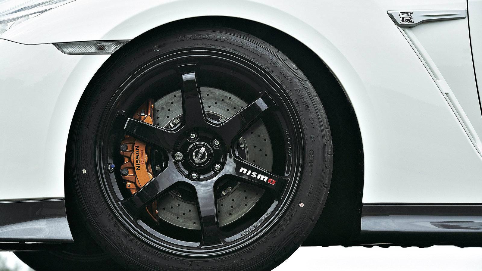 Η αίσθηση είναι «κοινή» αλλά δεν δείχνει να «μασάει» από σκληρή χρήση κι ας έχουν χρησιμοποιηθεί «ταπεινά» υλικά στην κατασκευή των φρένων του Nissan.